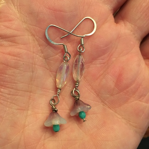 Dainty flower earrings - Picture 3 of 3